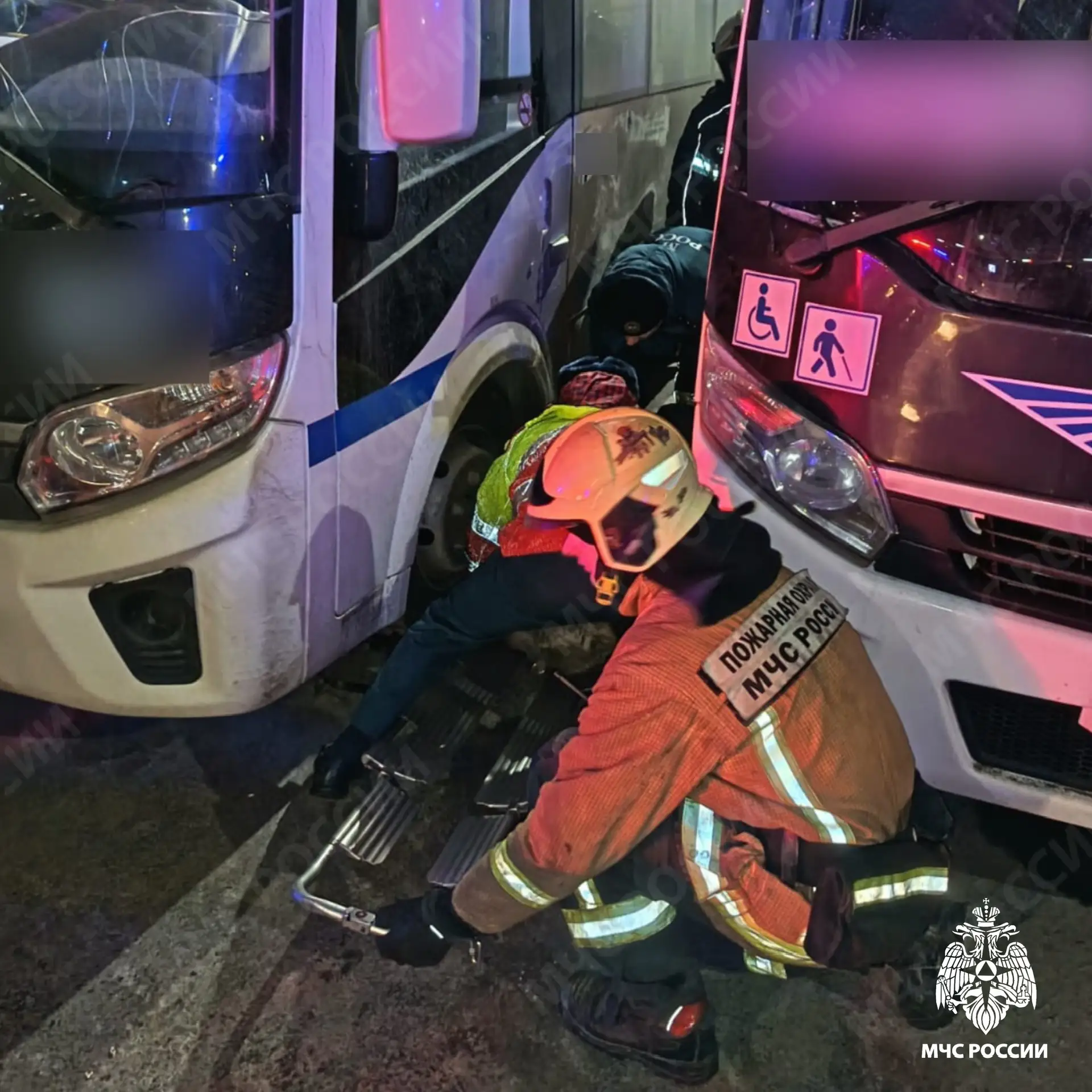 Трудовая инспекция разбирается в происшествии на автовокзале Петрозаводска, когда водителя зажало между автобусами