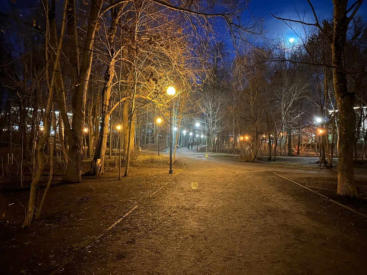 Освещение в парке Ямка стало уютнее после замены неработающих светильников