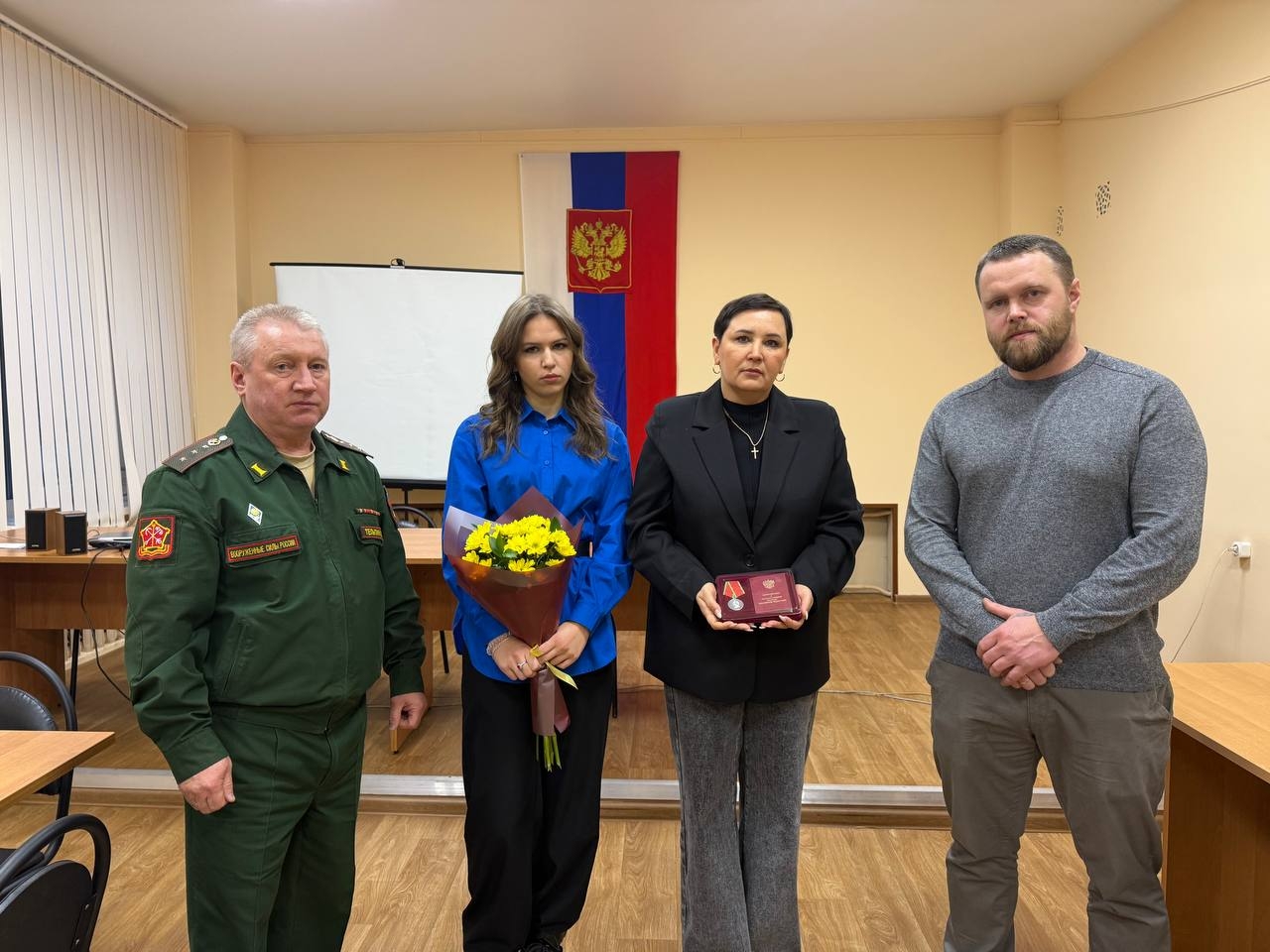 Семье погибшего героя СВО в Лоухском районе вручили медаль Суворова