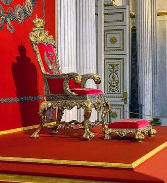 Трон для императора, штраф - для обывателя: петербуржец заплатит почти миллион за «отдых» на музейном экспонате