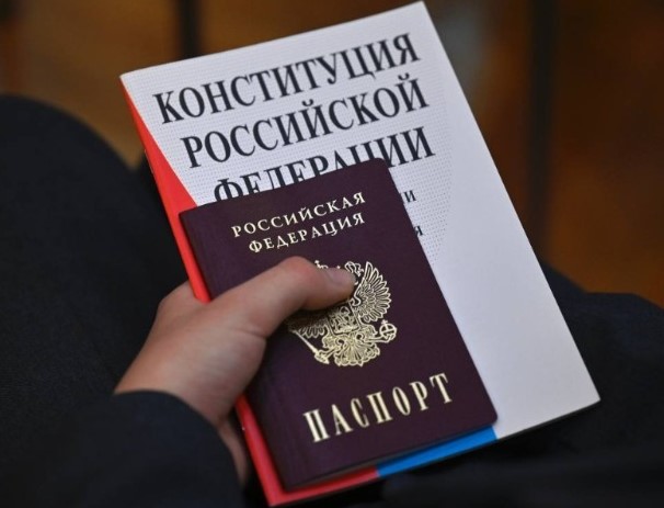 С 14 лет - под присягу: Госдума обязала подростков клясться на верность России при получении гражданства