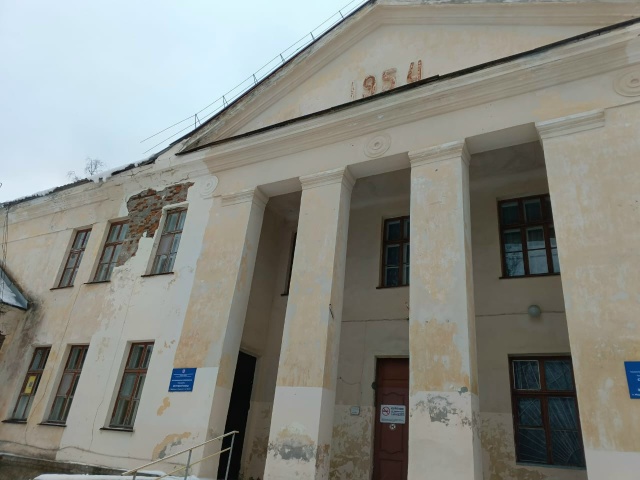 Ремонт здания бывшей больницы в Надвоицах сочли бессмысленным