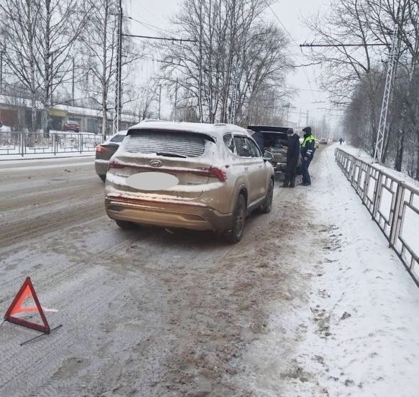 Автоинспекторы помогли водителю в сложной ситуации