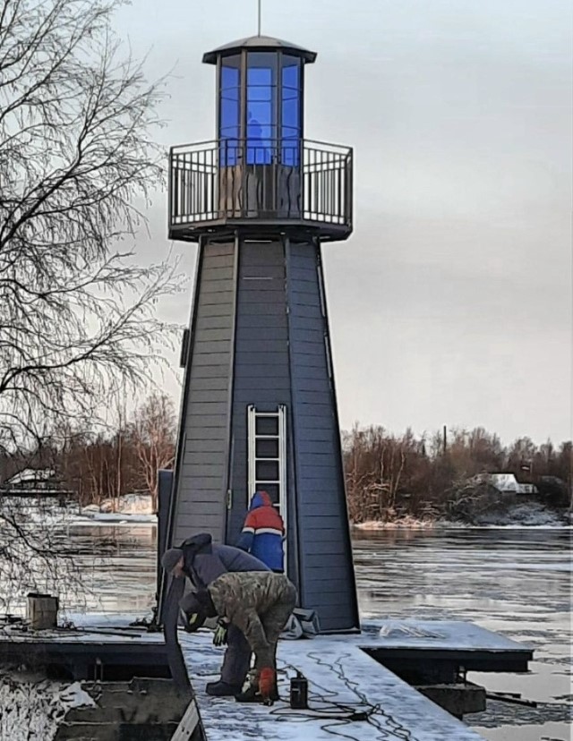 В Беломорске вандалы выбросили в реку часть нового маяка