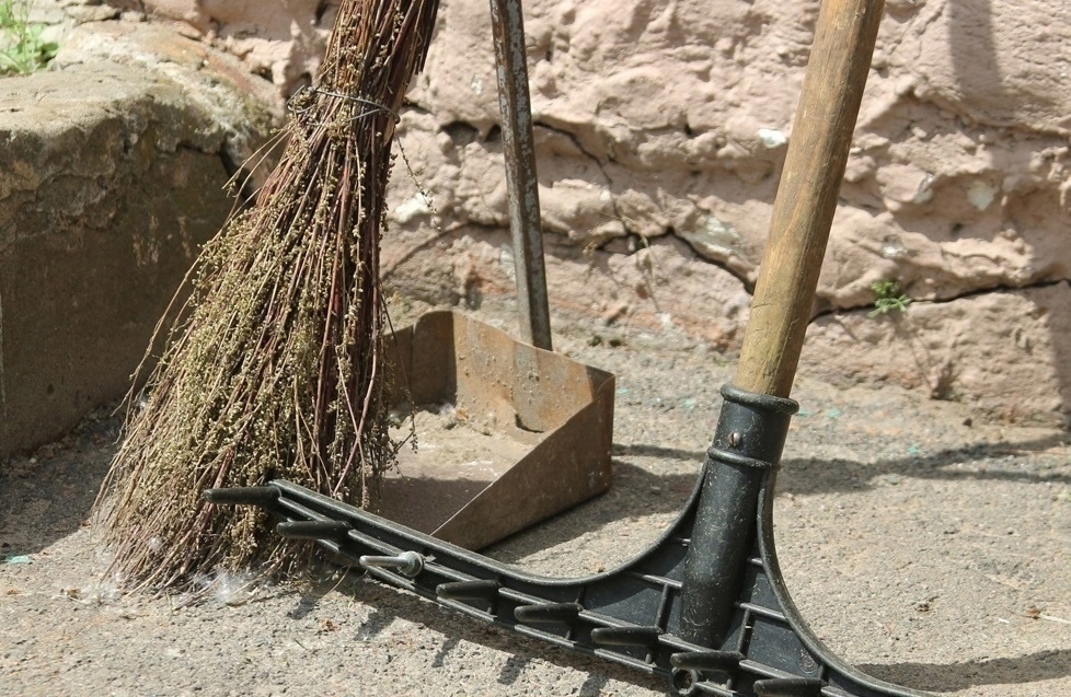 Зимы толком еще не было, а снег уже не убирают