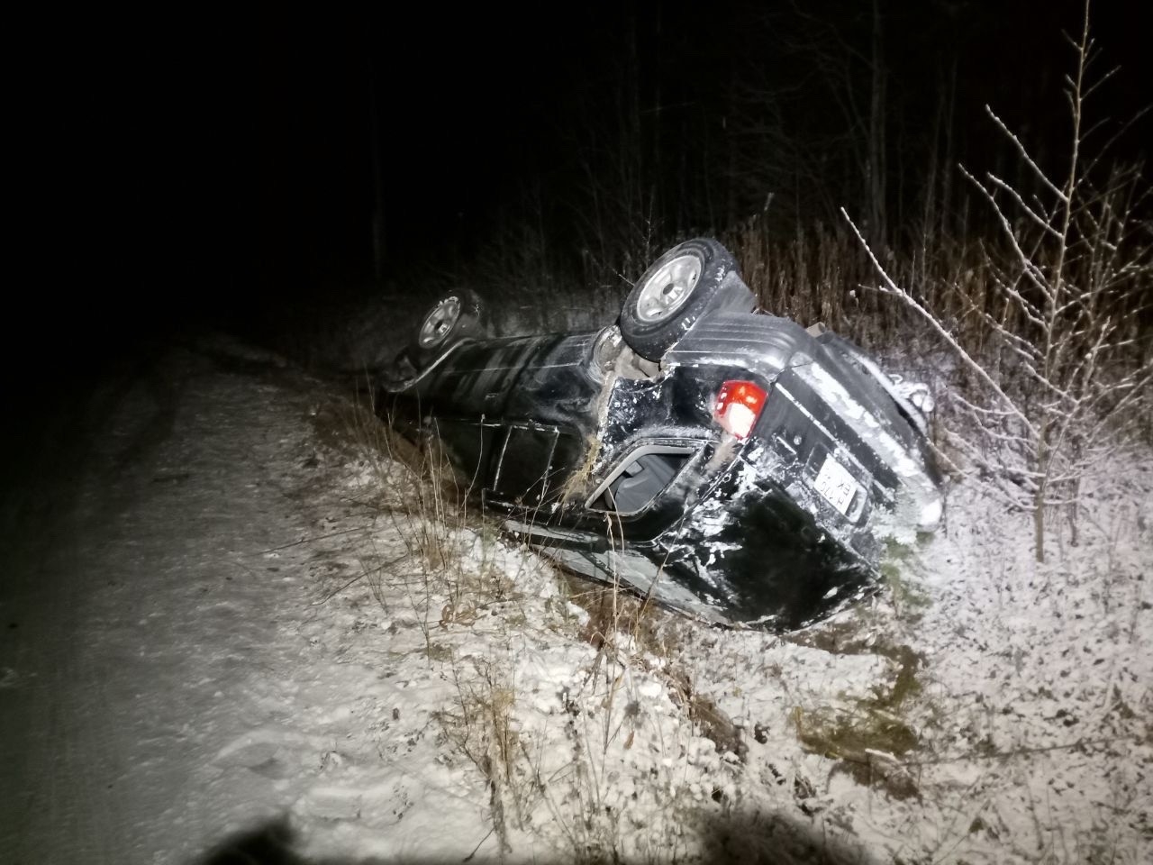 Кто хозяин джипа? - водитель бросил перевернутую машину в Прионежском районе, но оставил \