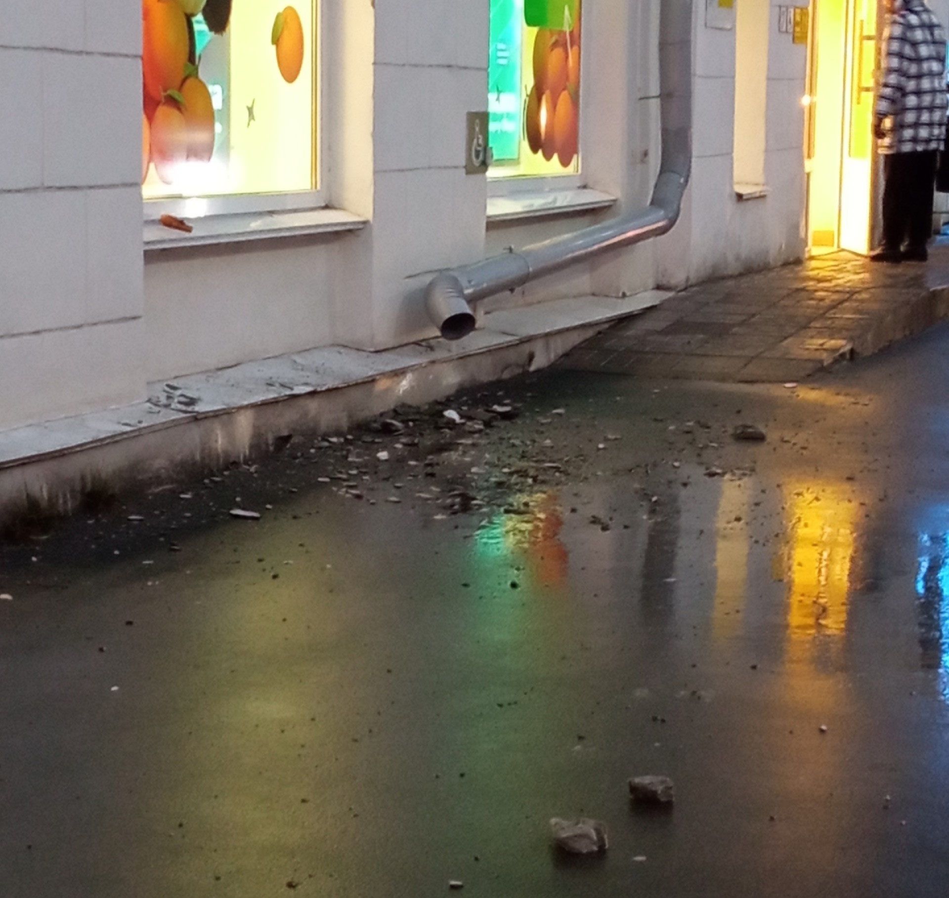 «Ждете, пока людей покалечит?»: жительница Петрозаводска жалуется на падающую с карниза штукатурку