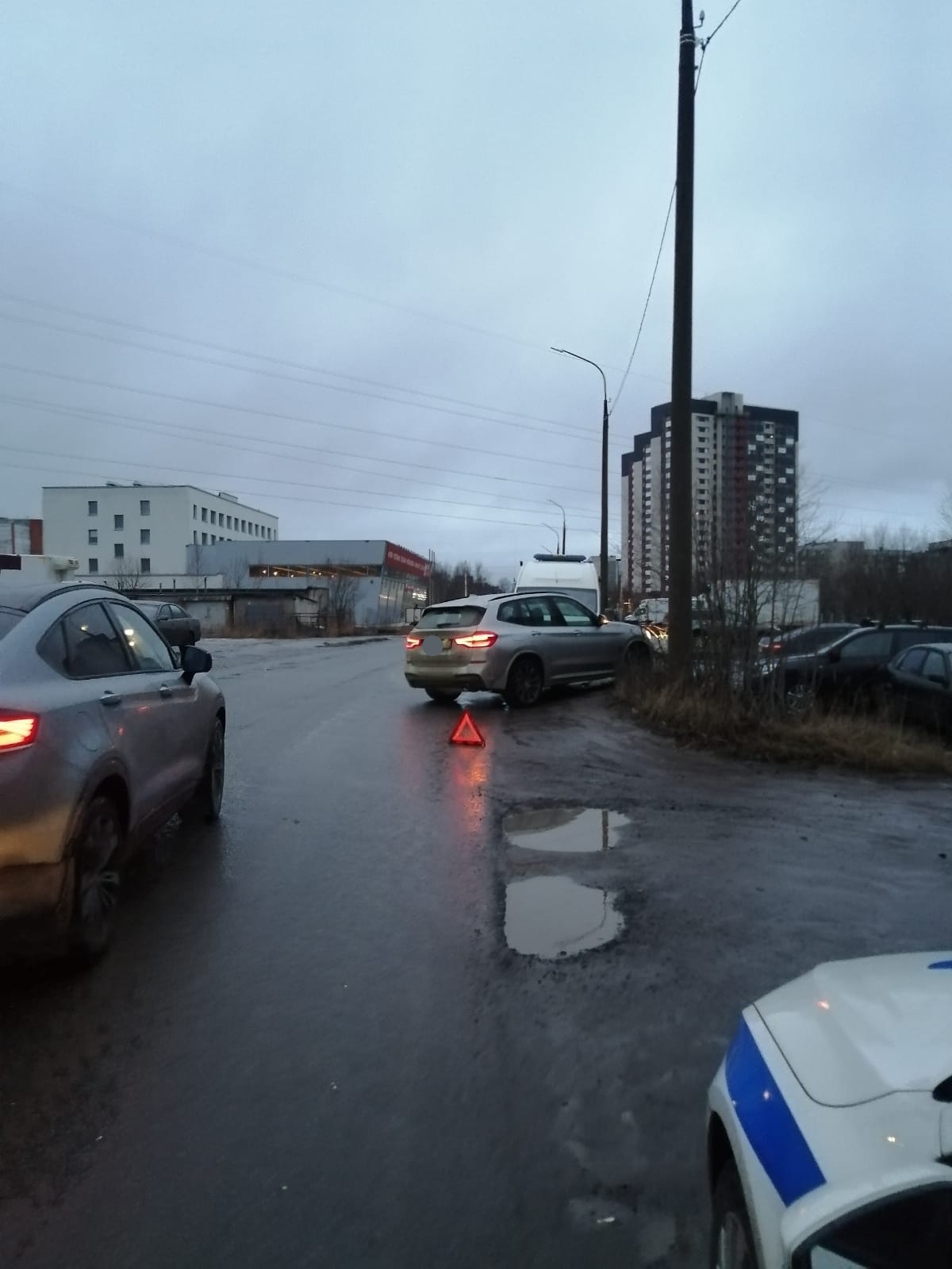 Авто нарушителя после столкновения налетело на стоящую иномарку в Петрозаводске - травмы у пассажирки одной из машин