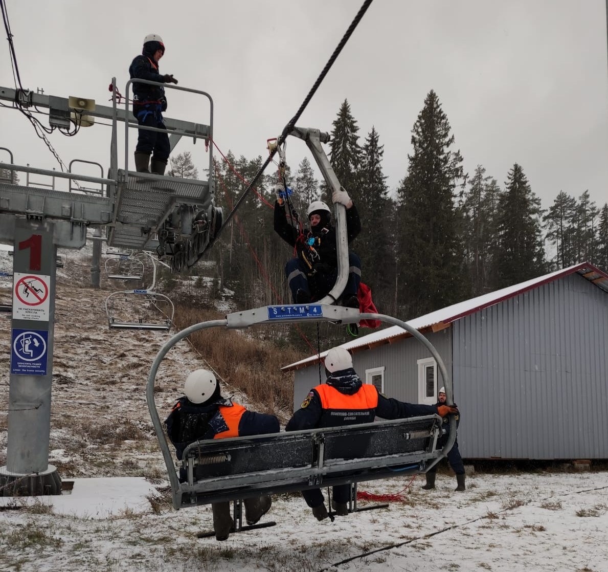 Спасатели Карелии провели учения эвакуации пострадавших с канатных дорог