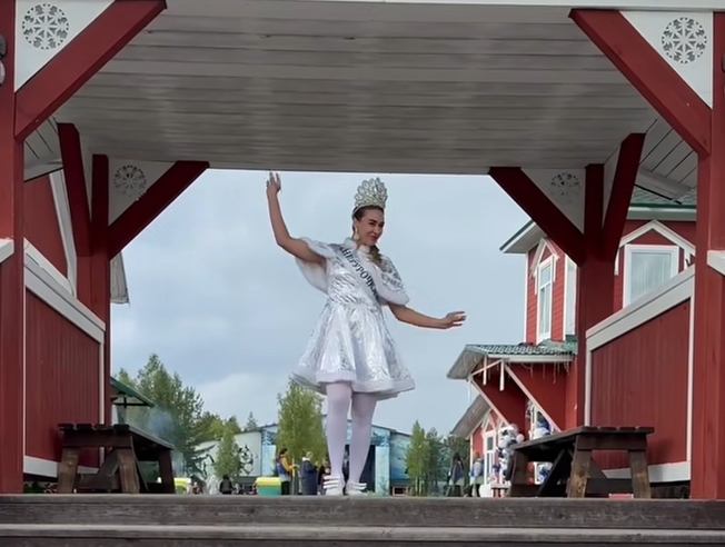 Талвиукко поздравят с днем рождения 10 снегурочек