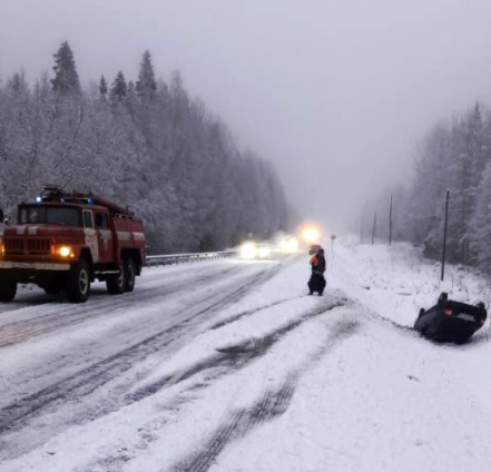На трассе «Вологда — Медвежьегорск» легковушка съехала с дороги и перевернулась