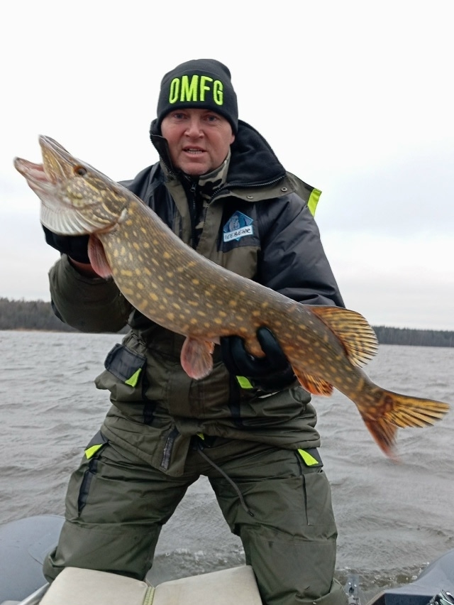 Рыбак с отличным уловом по соседству с Карелией рассказал, о чём думает рыба в шторм