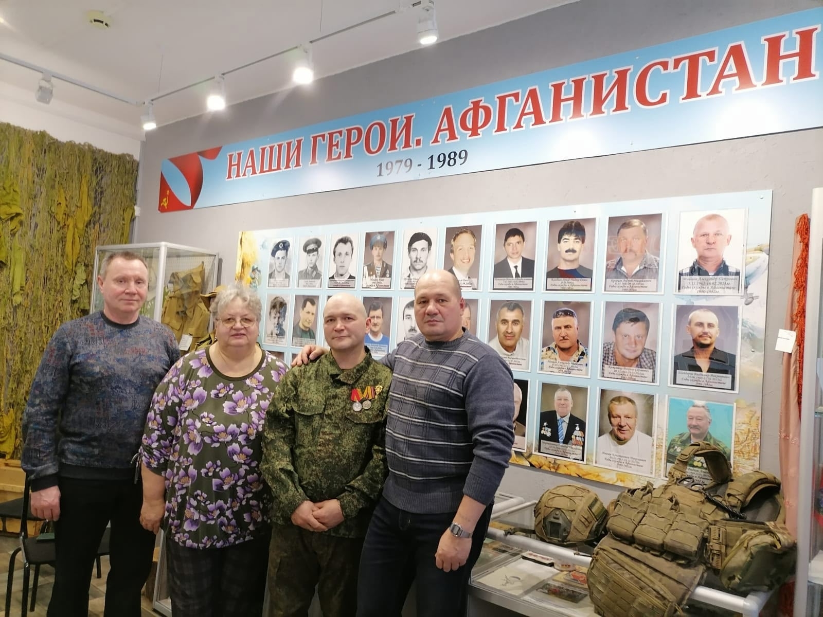 Герой СВО передал своё снаряжение в комнату боевой славы Костомукши