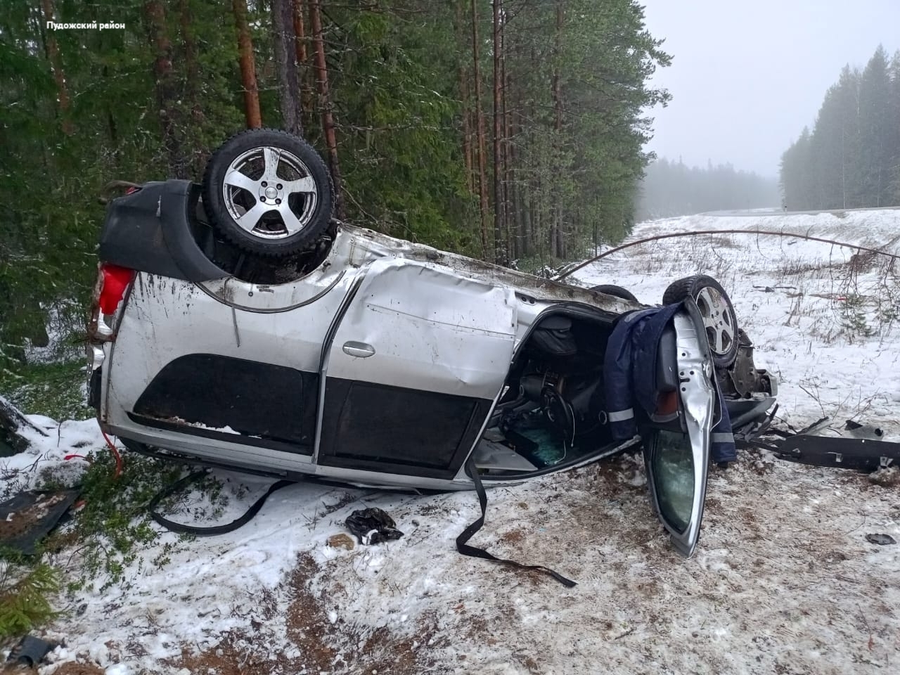 Появились подробности ДТП с перевернувшимся автомобилем на трассе в Карелии, когда спасатели деблокировали пострадавшего