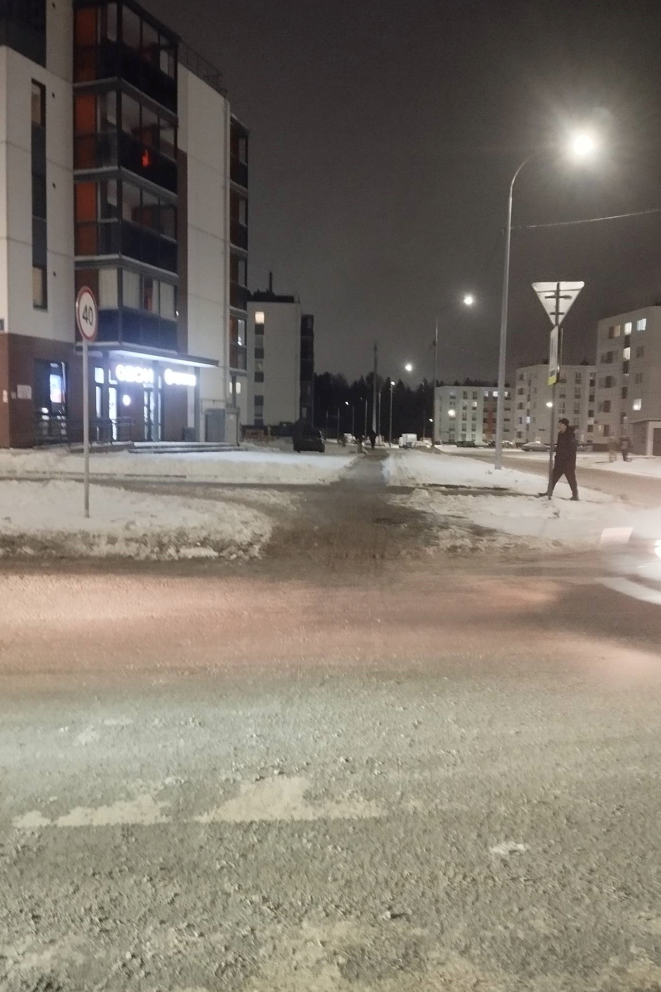 Еще одна молодая женщина пострадала в ДТП - её сбили на пешеходном переходе в современном районе Петрозаводска