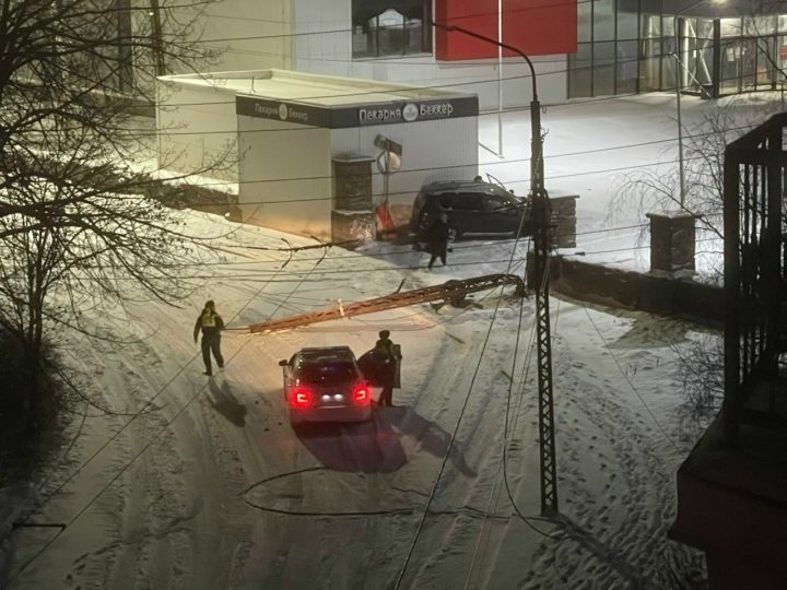 Снёс столб и влетел в пекарню: автомобиль куролесил ночью на Зареке