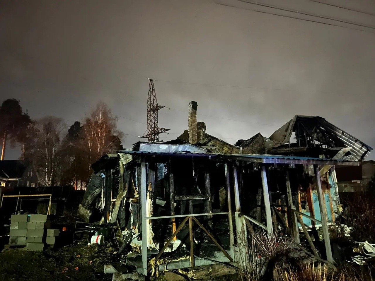 Из горящего дома в Соломенном вынесли четыре газовых баллона