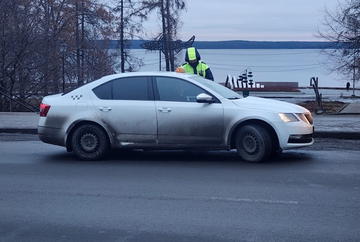 Водителей такси в Петрозаводске проверяют на легальность