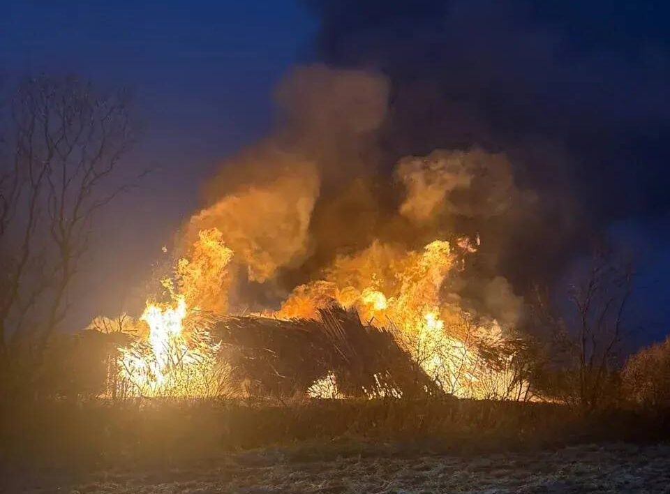 Огонь охватил 42 квадратных метра в деревне Карелии