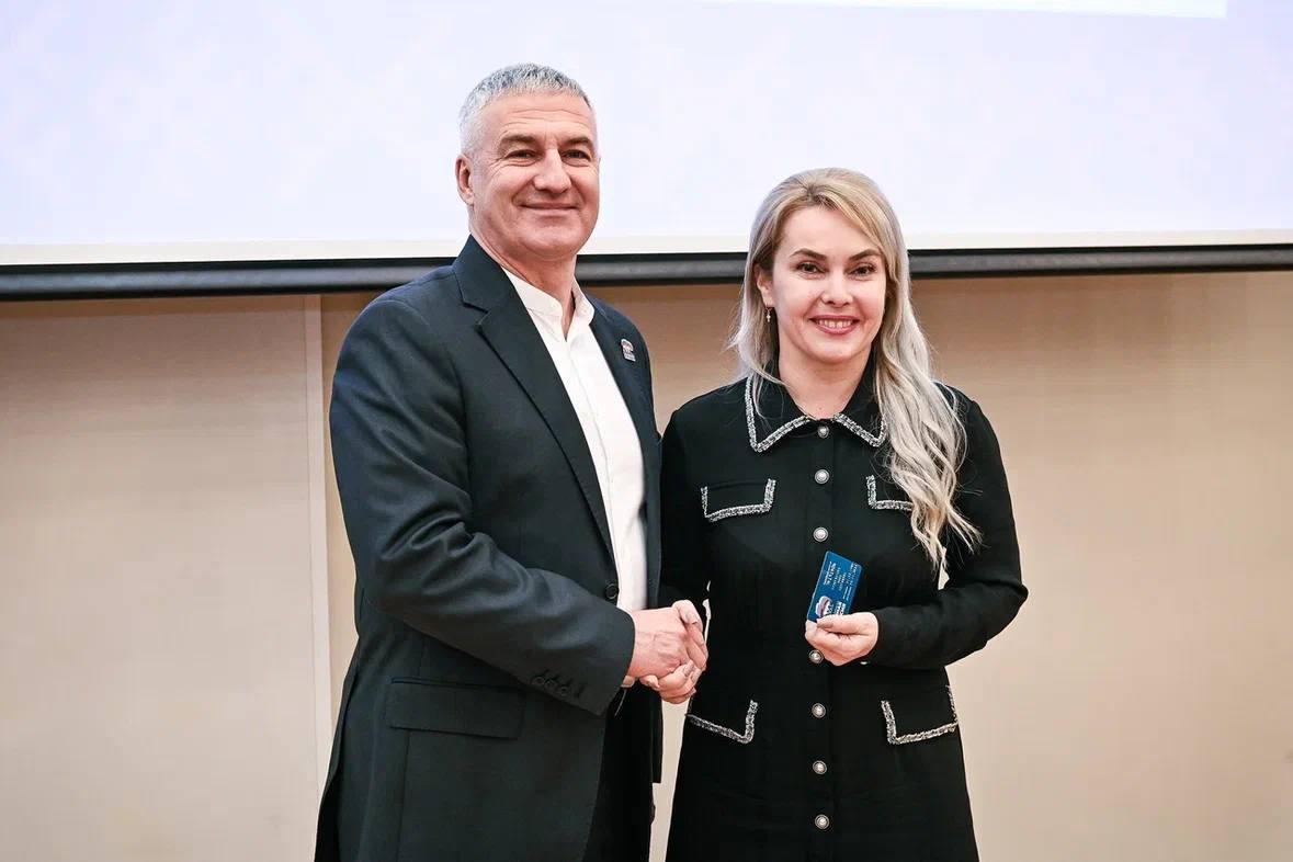 Глава Карелии вручил Инне Колыхматовой партийный билет