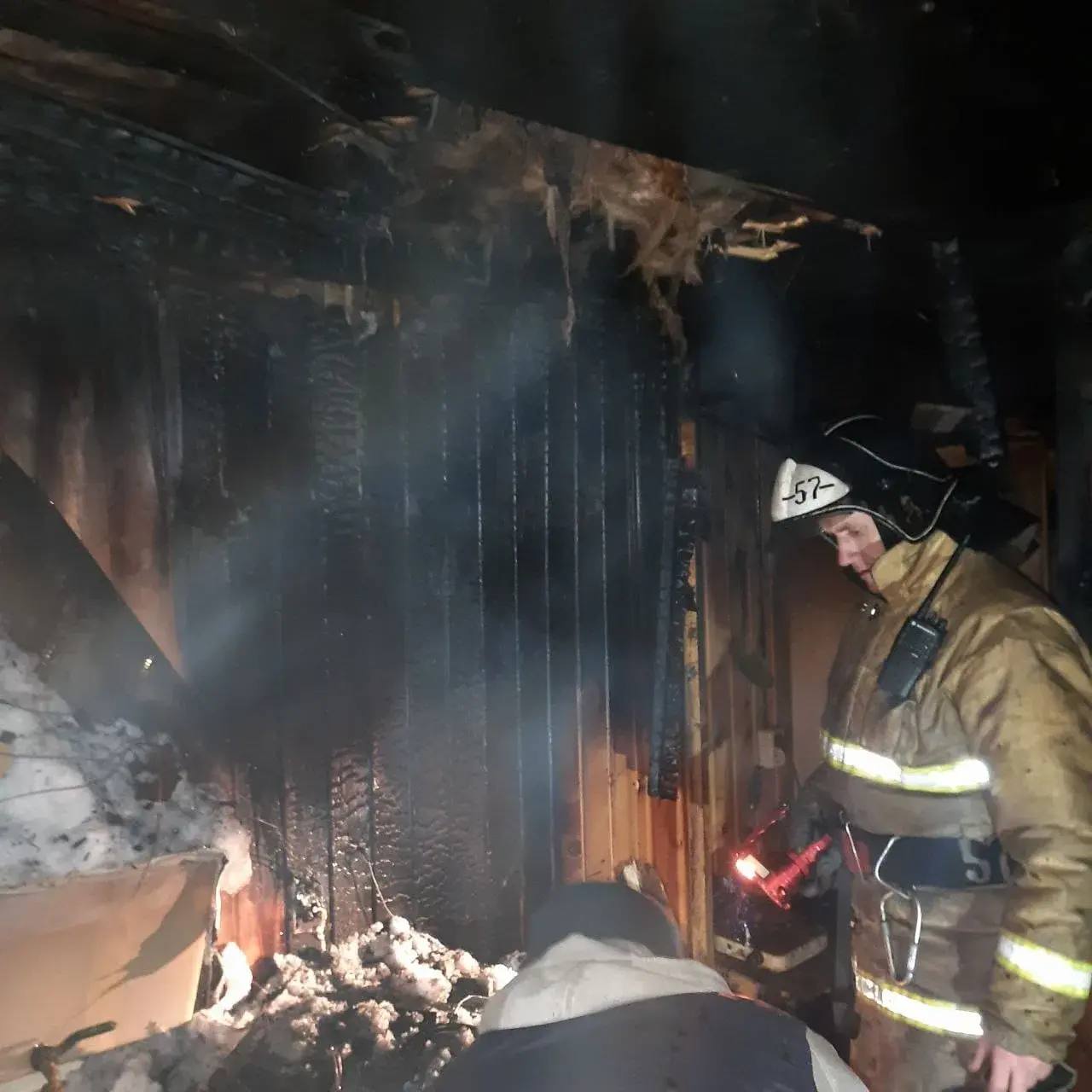 Пожар вспыхнул на строительной базе в поселке Карелии