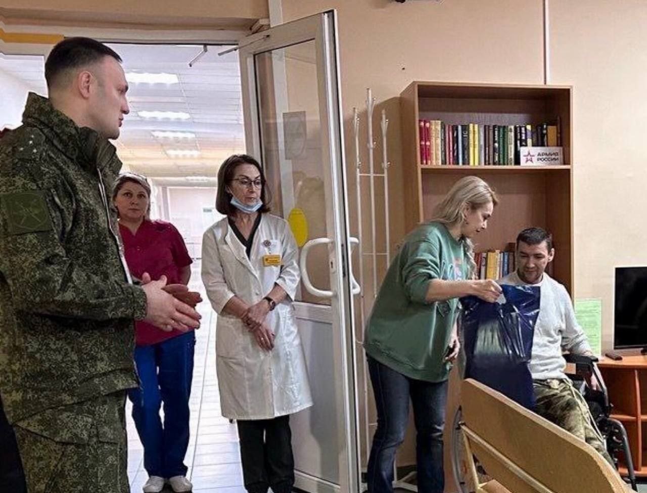 Защитников отечества поздравили с праздником в Госпитале ветеранов войн