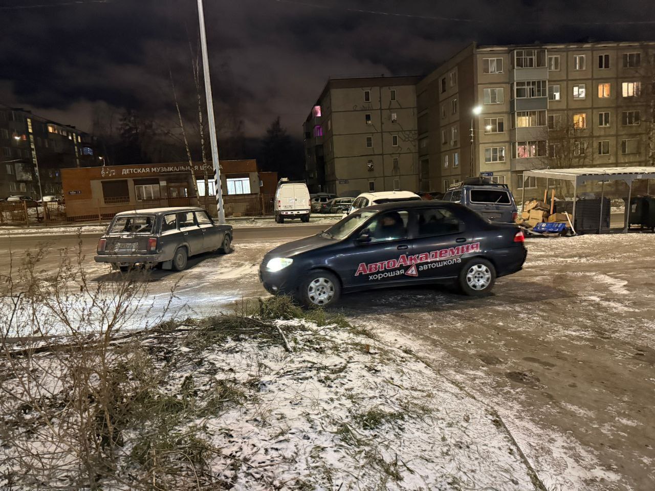 «Подают пример»: инструкторы автошколы ездили по тротуару в Петрозаводске