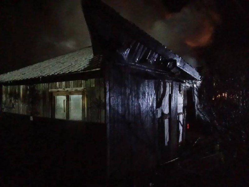 Огонь уничтожил летнюю кухню в деревне Карелии