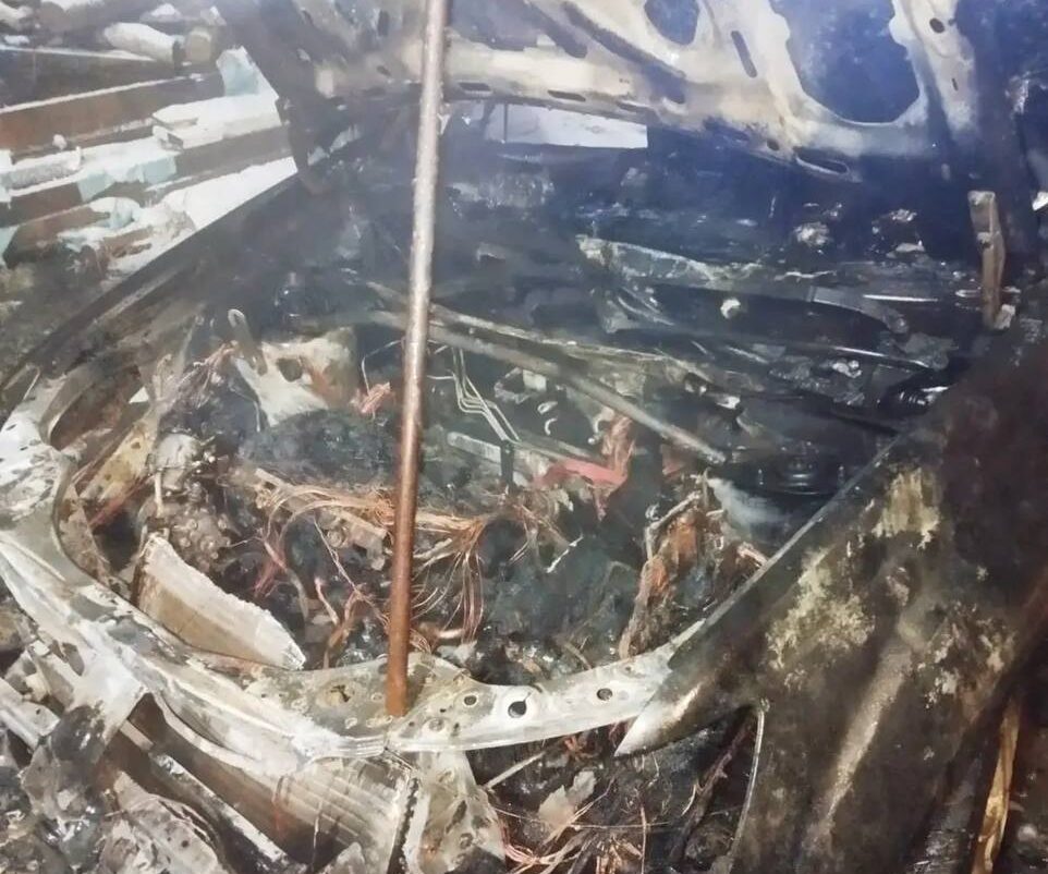 Автомобиль сгорел дотла в дачном кооперативе Карелии