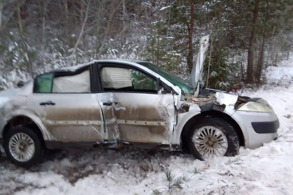 Автомобиль с тремя детьми улетел в кювет в районе Карелии