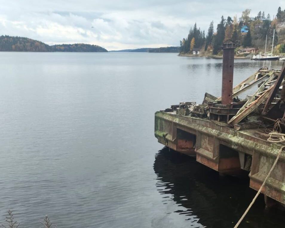 После вмешательства прокуратуры, нефтепродукты убрали с поверхности воды в Ладожском озере