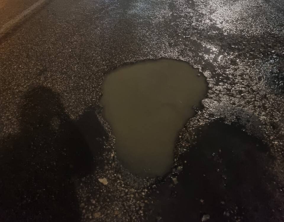 Жители Костомукши повредили колеса в яме на дороге