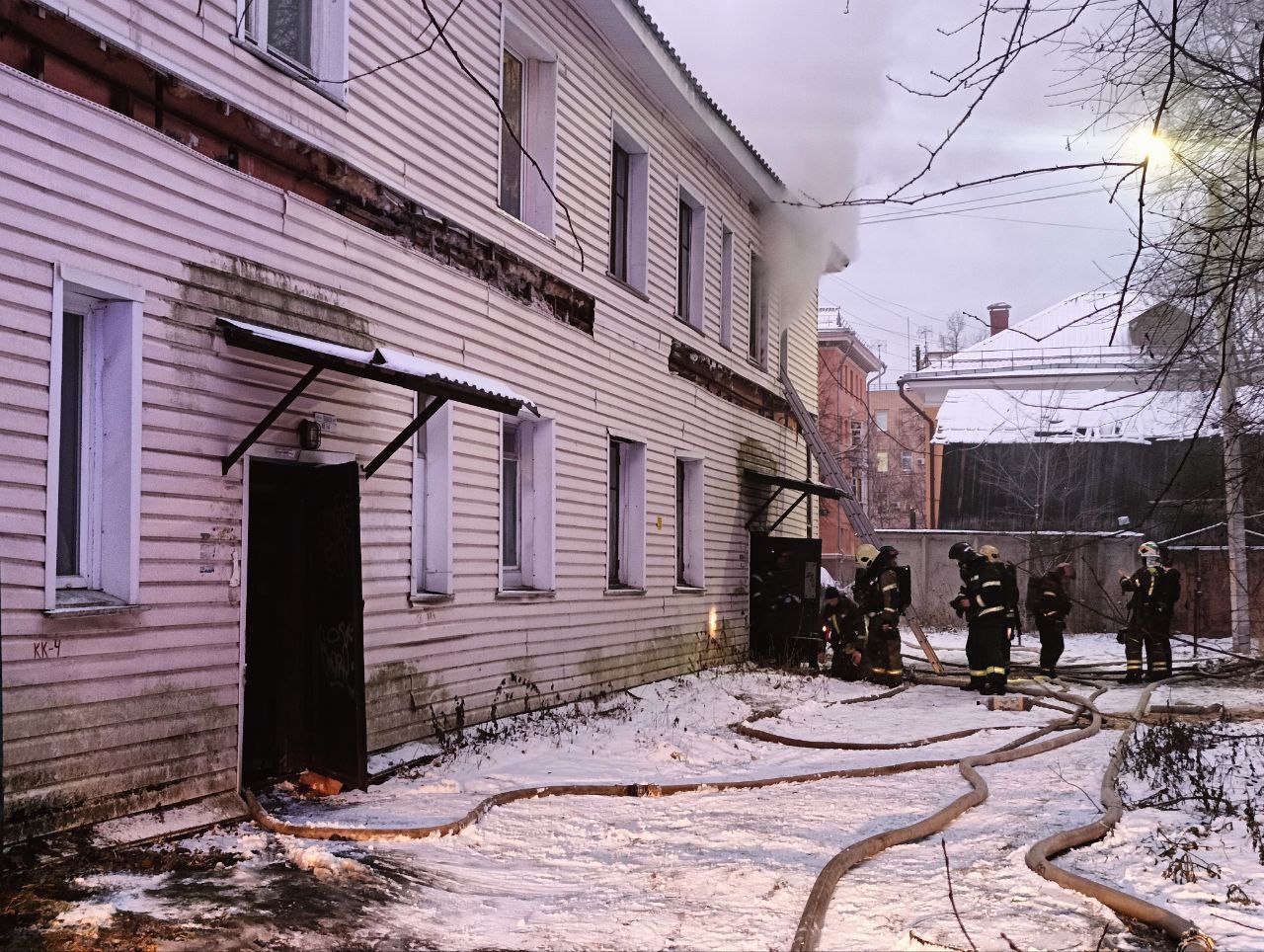 Двухэтажный дом полыхал в центре Петрозаводска