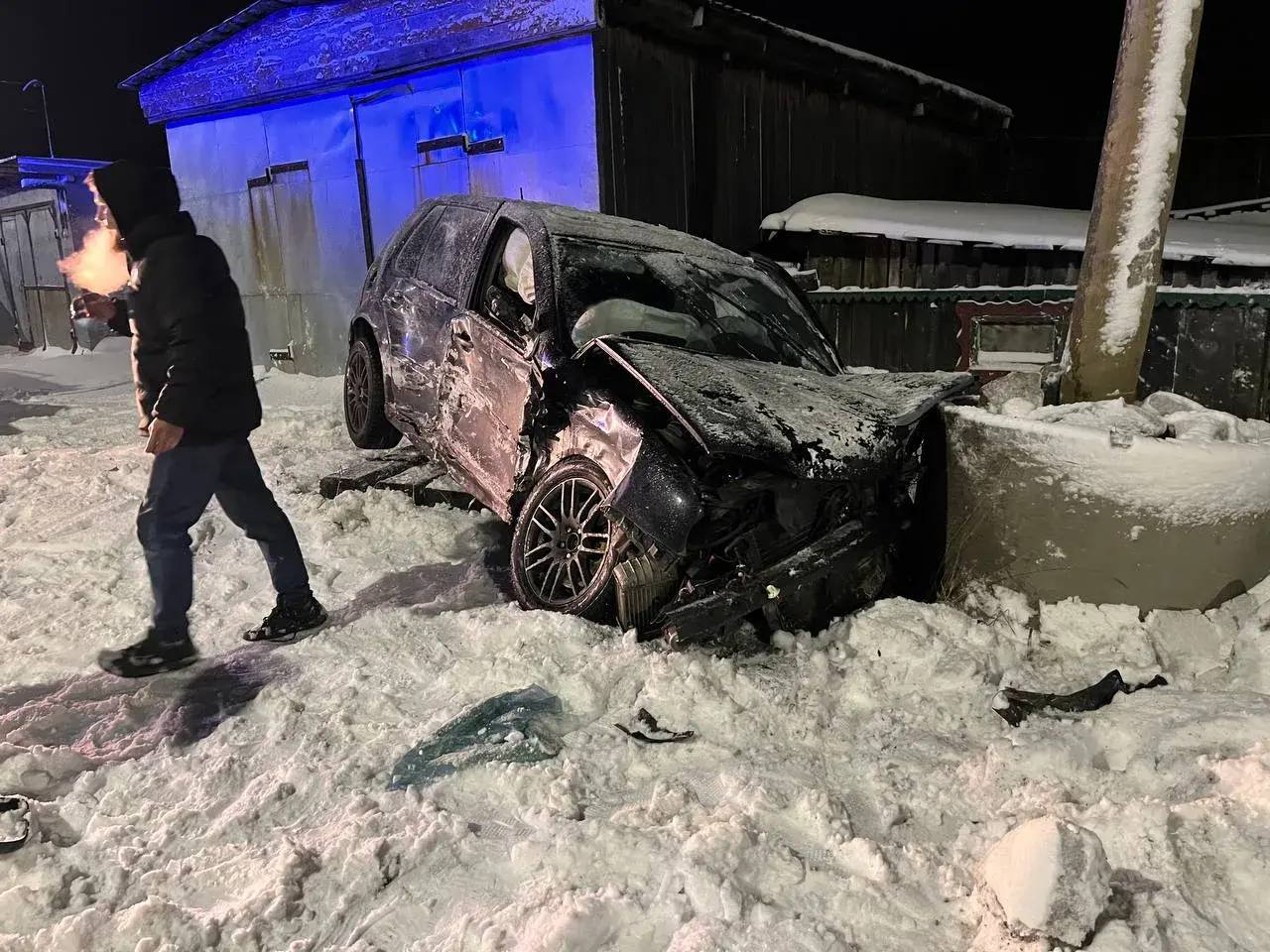 Два автомобиля превратились в автохлам после столкновения в Кеми