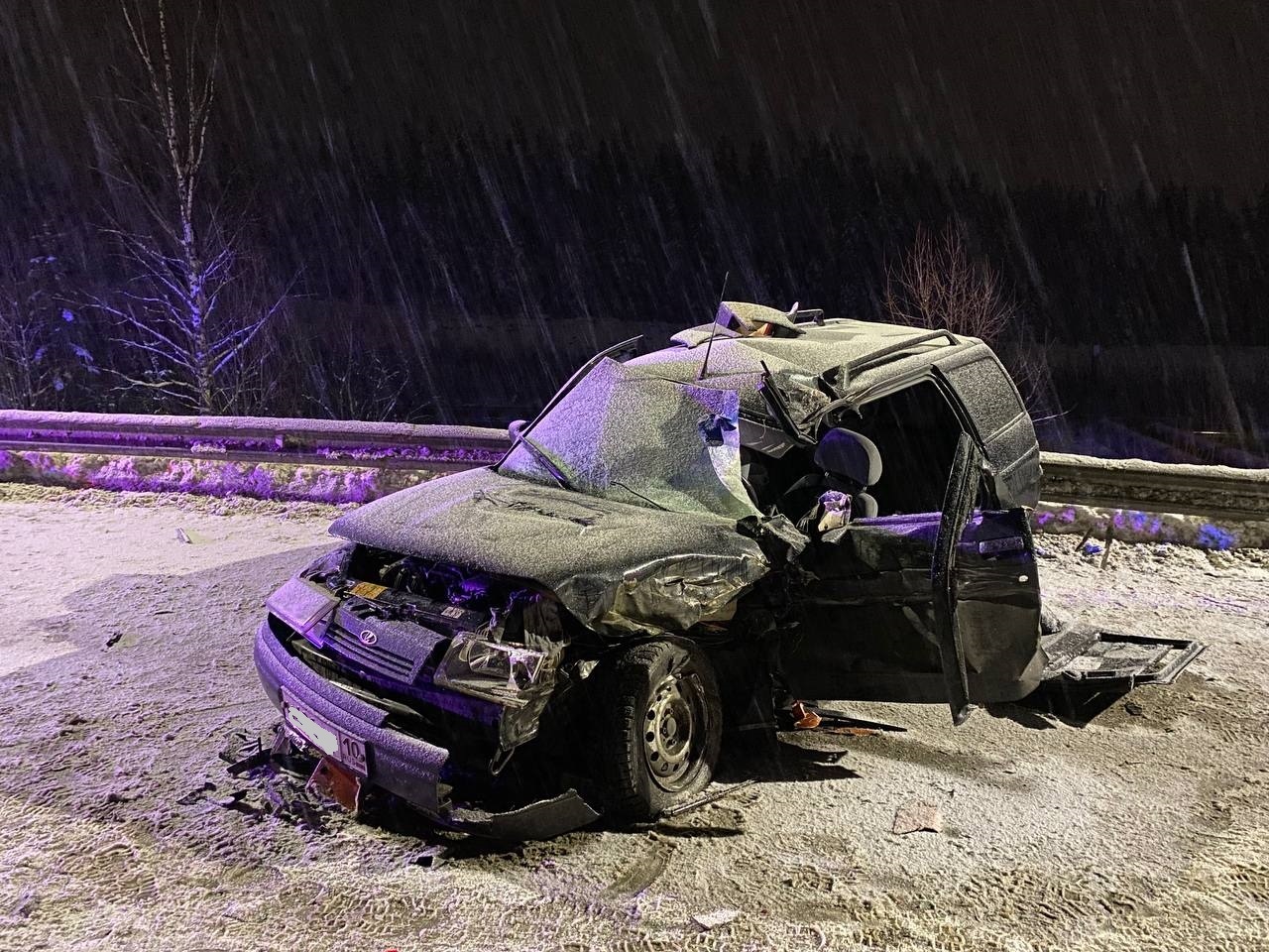 Водителя вылетевшей под КамАЗ легковушки госпитализировали с места аварии в Костомукше