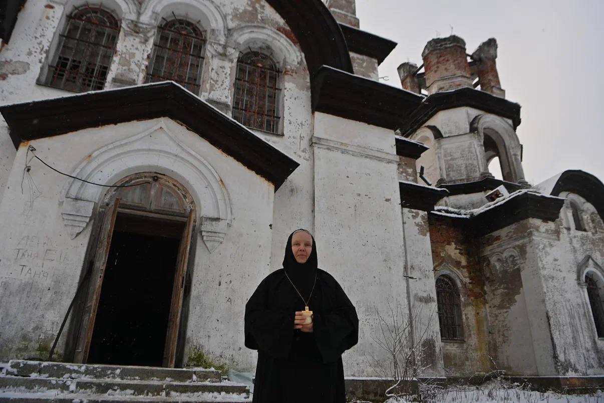 Глава Карелии вручил почетный знак настоятельнице Новодевичьего ставропигиального женского монастыря игуменье Маргарите