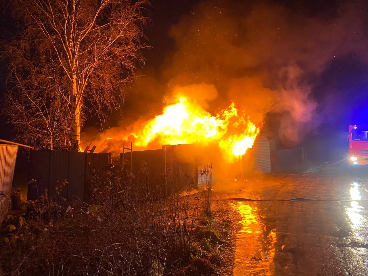 Автомобиль пострадал от горящей хозпостройки в Сегеже