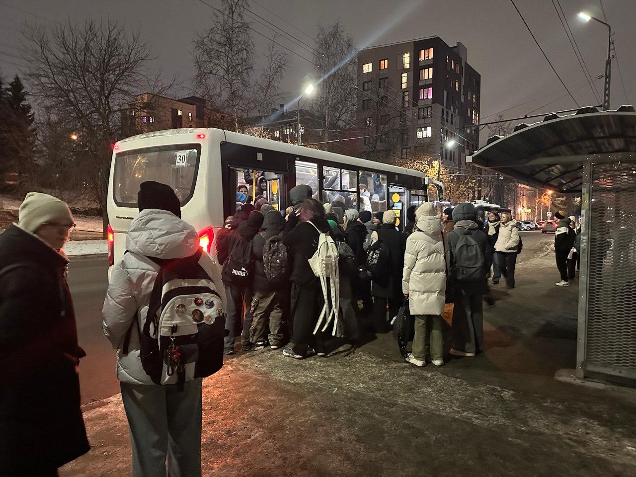 Дети из Сулажгоры замерзли на остановке в ожидании маршрутки