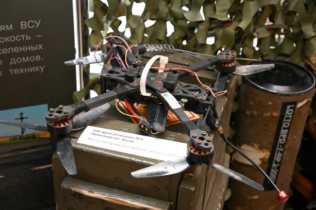 В ПетрГУ открыли выставку «Чужие и СВОи. Обличия и лица»