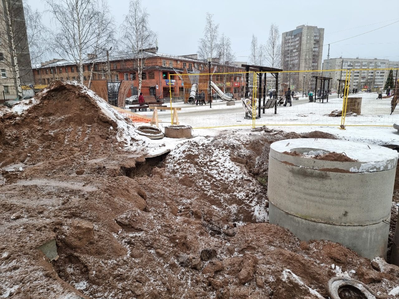 Котлован вырыли на детской площадке в густонаселенном районе Петрозаводска