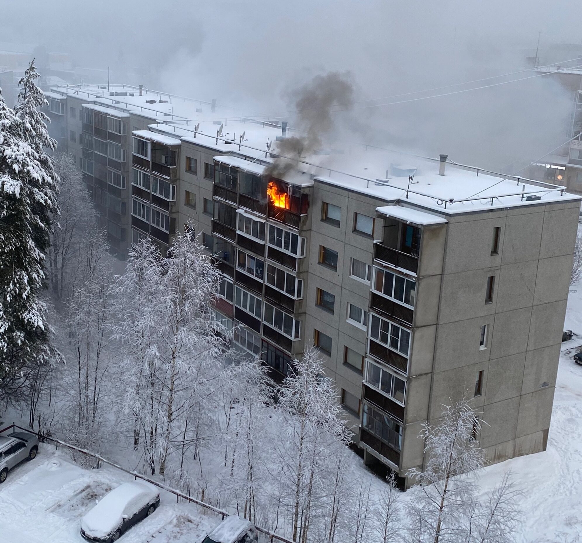 Пятиэтажка полыхает в Костомукше