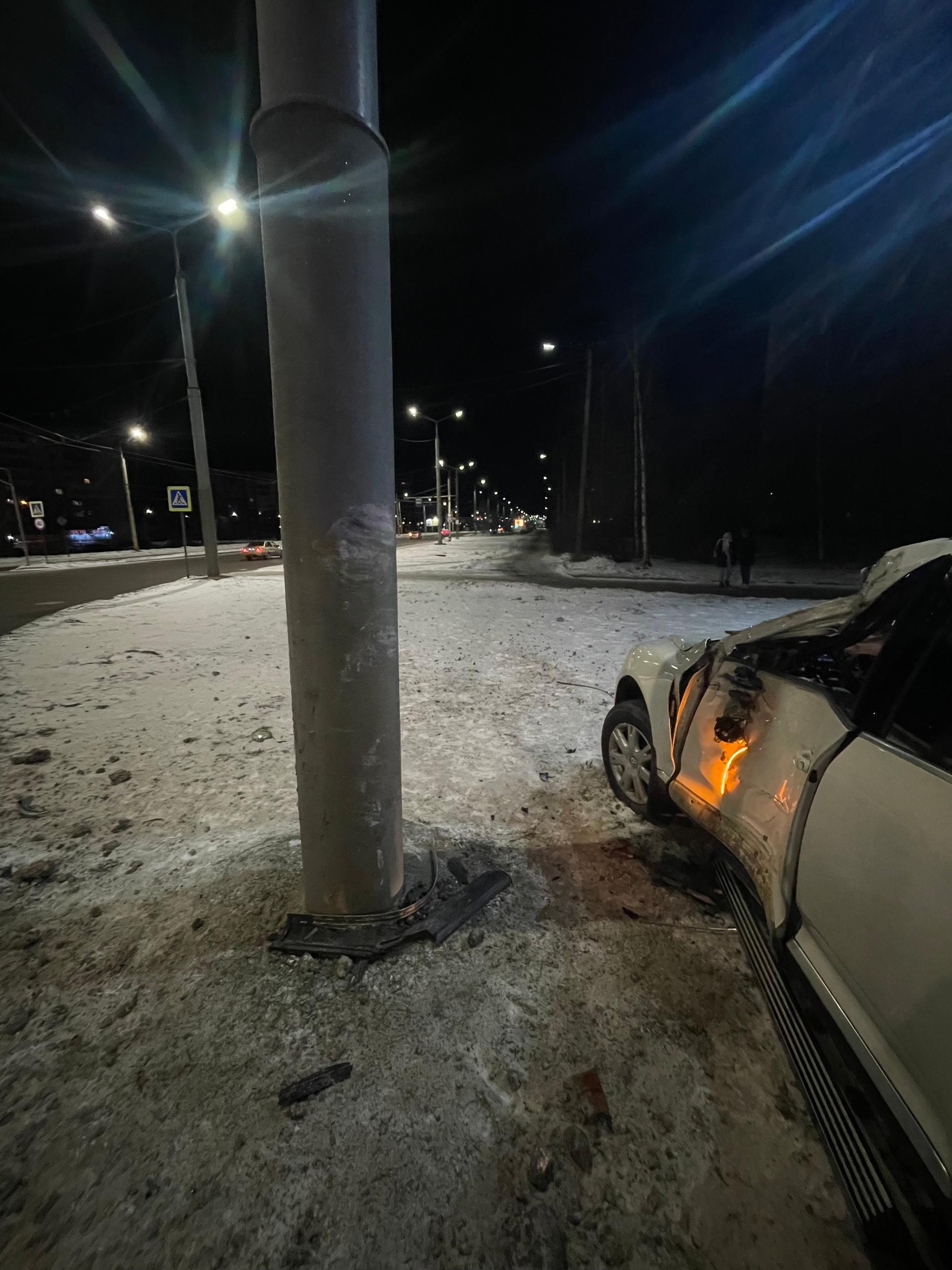 Водитель сбежал,  бросив травмированного пассажира: появились подробности ночной аварии на оживленном кольце в Петрозаводске