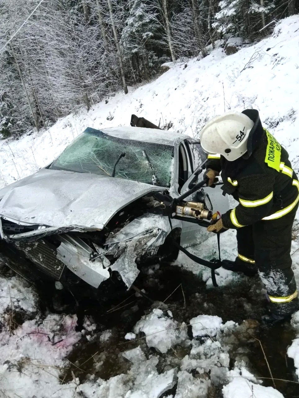 Автомобиль разбился на трассе в Карелии