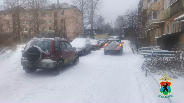 Иномарка наехала на упавшего во дворе ребенка в Медвежьегорске