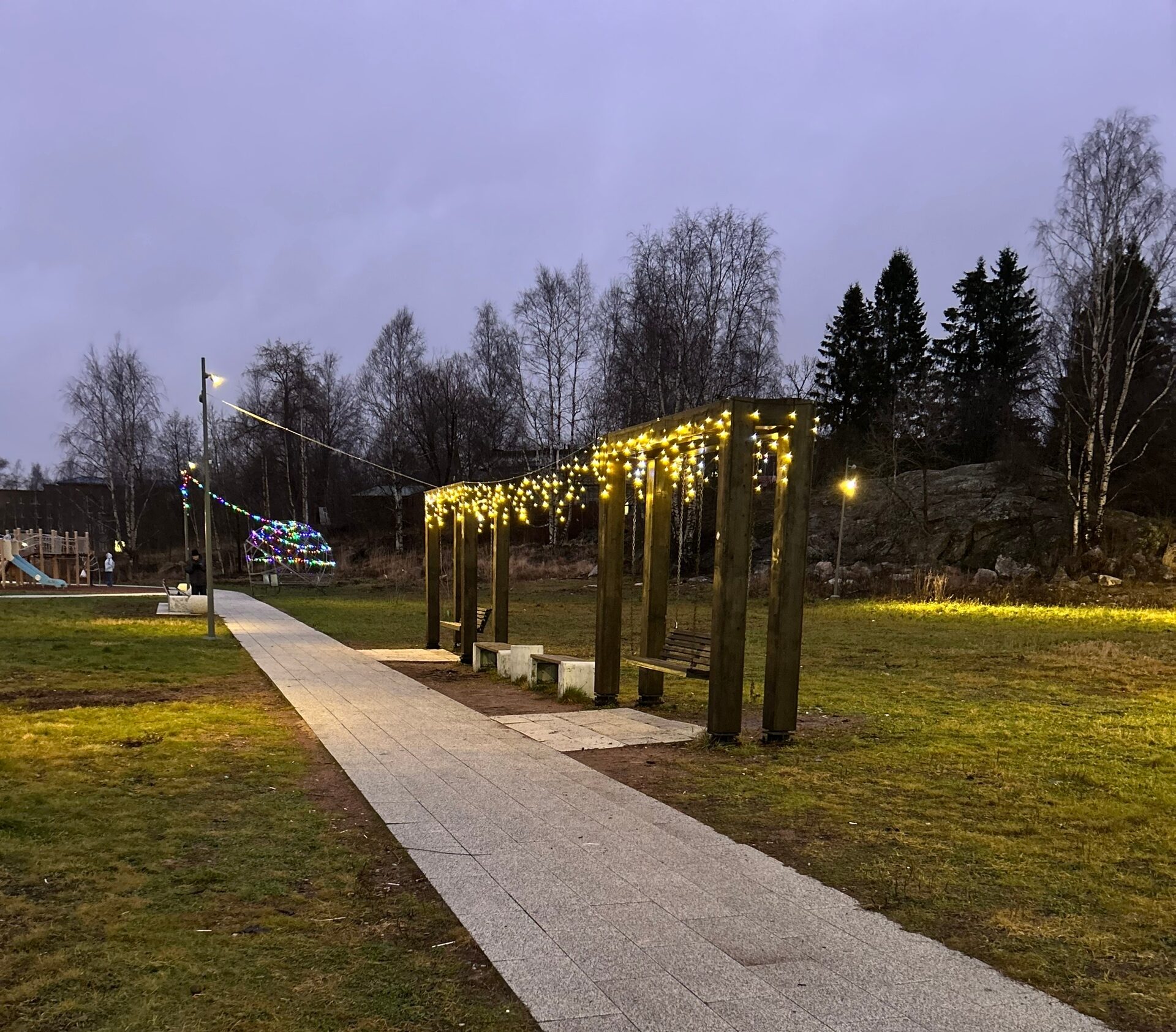 Праздничное освещение испортили в сквере Питкяранты