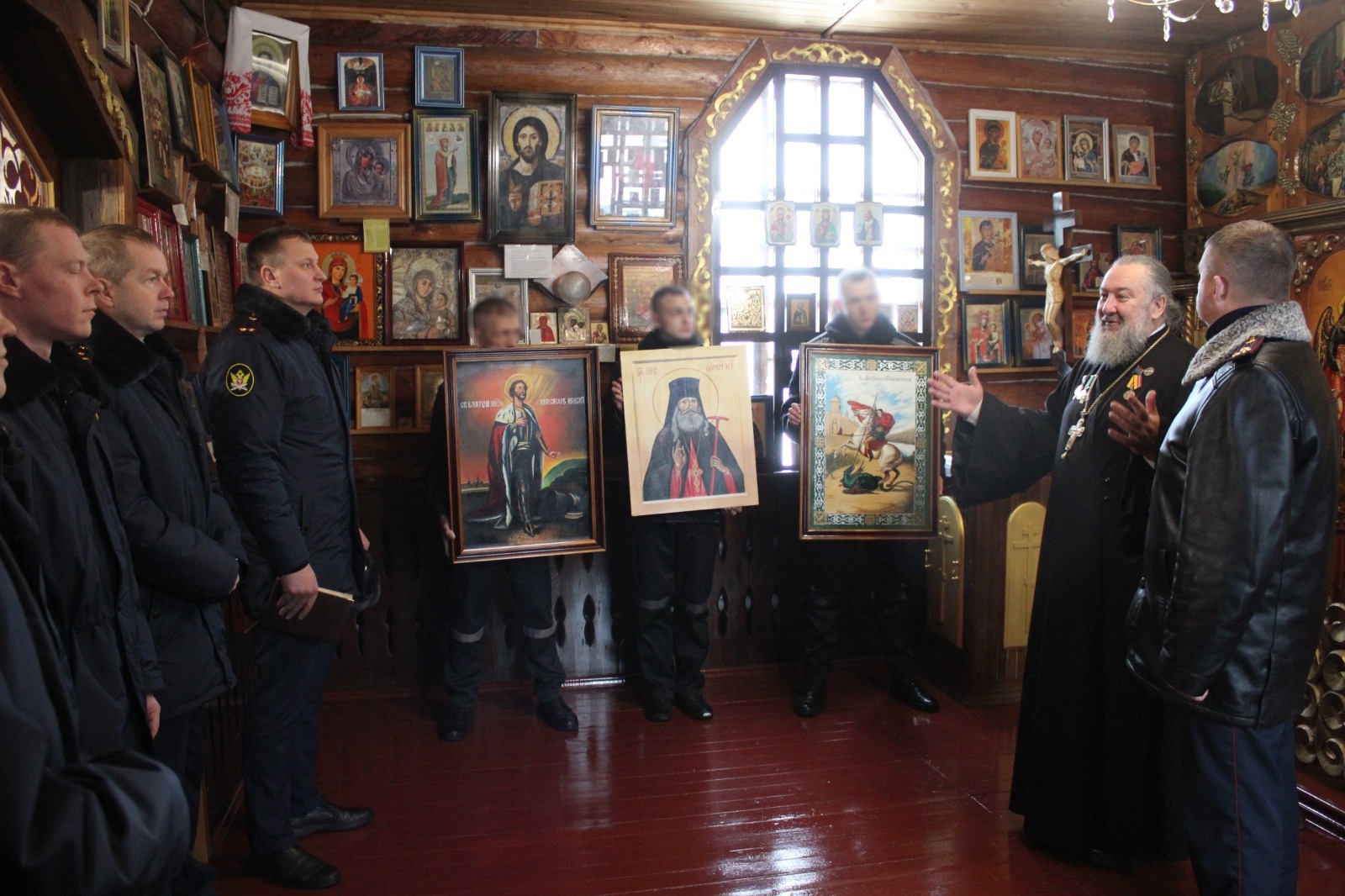 Осужденные в Карелии написали иконы для блиндажных храмов в зоне СВО