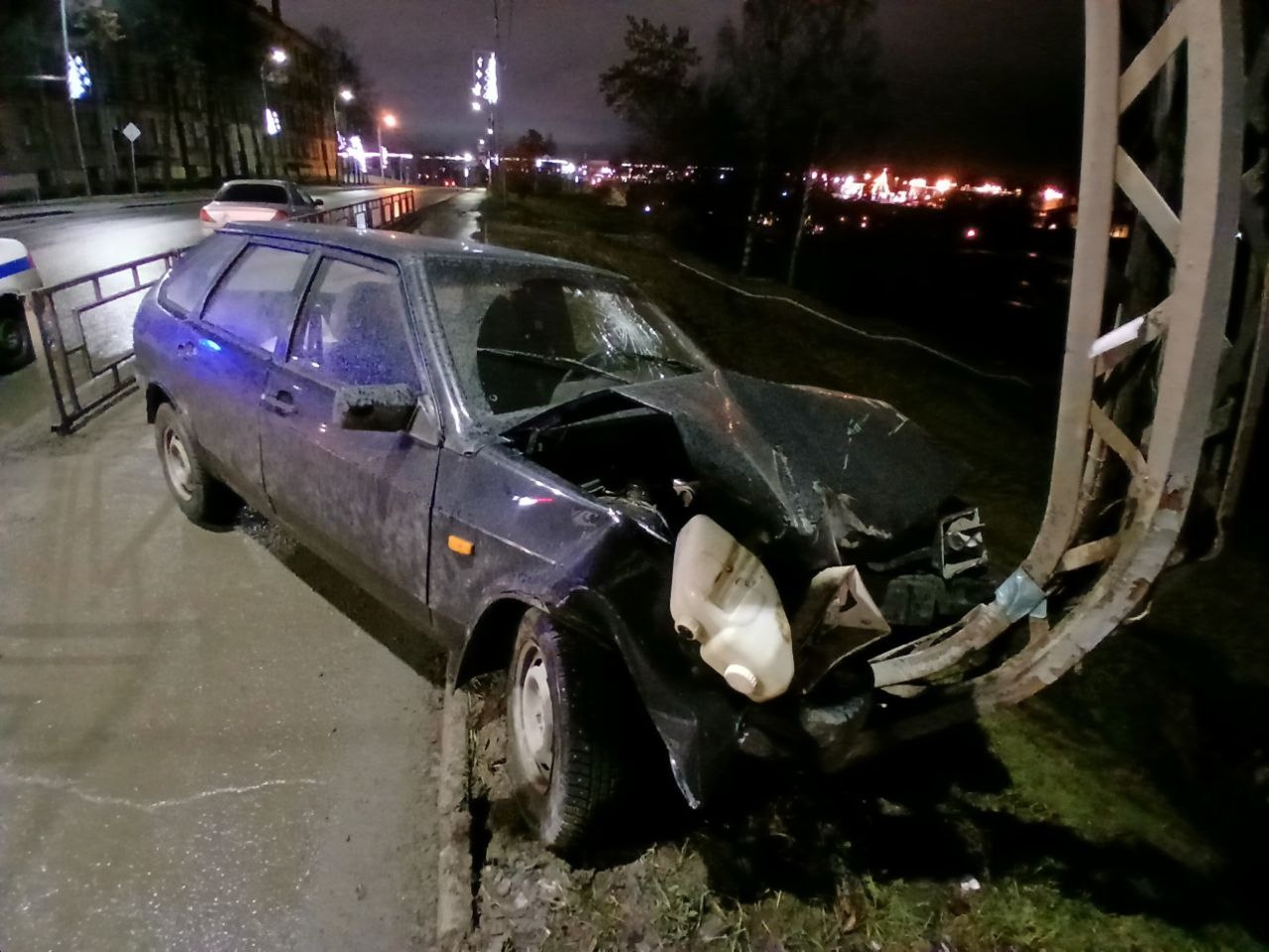 Стало известно, кто влетел в столб на ночной дороге в центре Петрозаводска