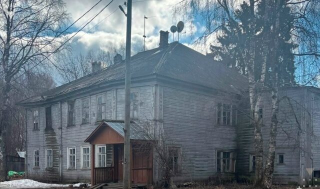 Столетнюю деревяшку в Пудоже признали аварийной, но людей не расселили с 2018 года - будет уголовное дело