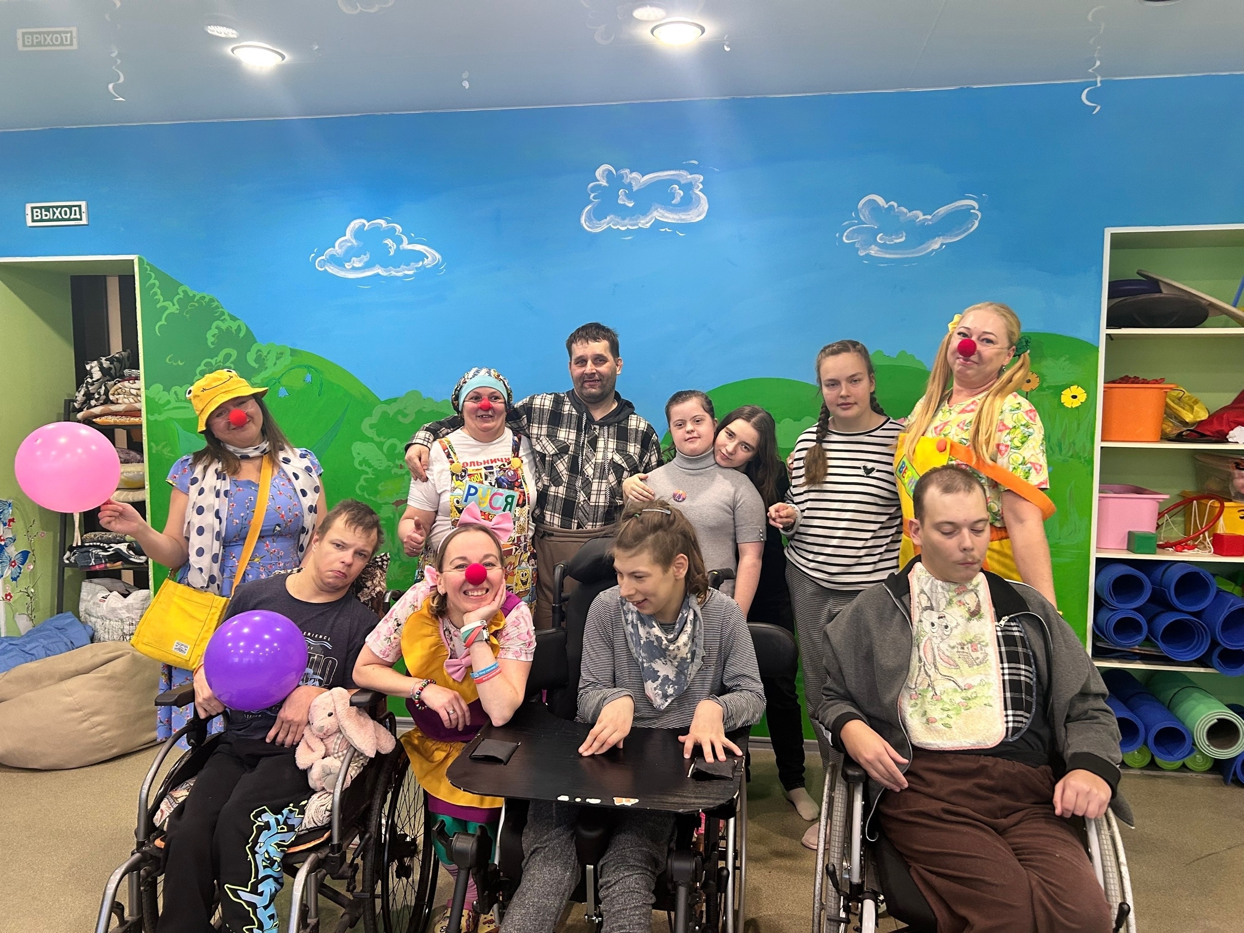12 визитов радости: как карельские клоуны поддерживают тяжелобольных детей