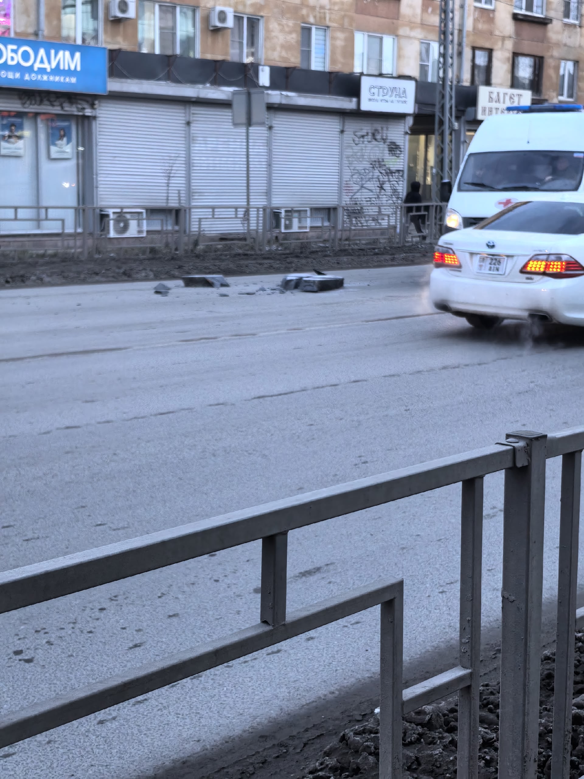 Водитель невозмутимо ехал дальше, когда его фура теряла каменные глыбы в центре Петрозаводска